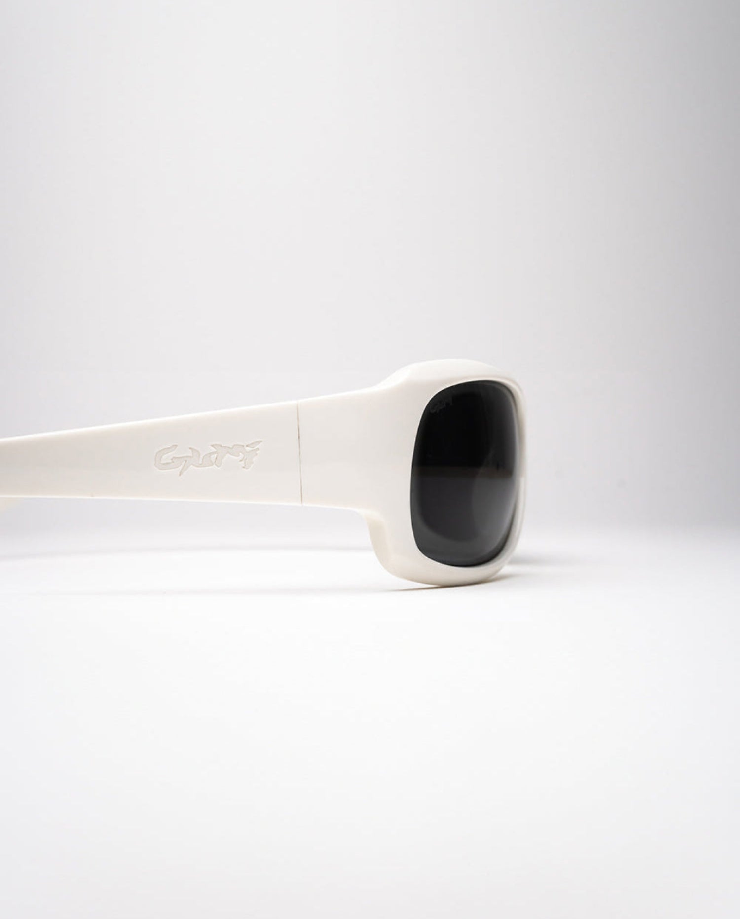 GUMI ONE - White / Black